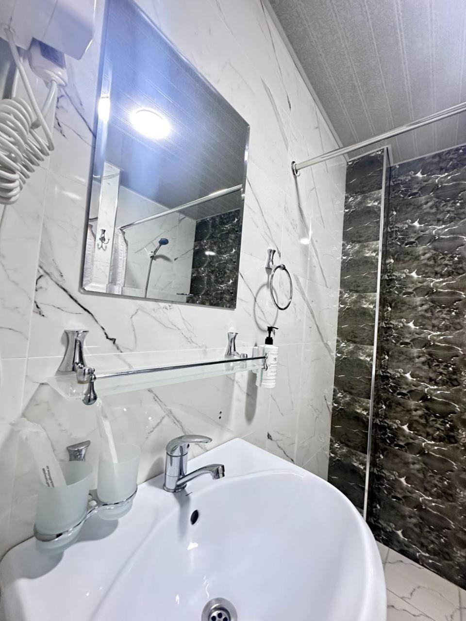 Beshchinor Hotel Tasjkent Buitenkant foto